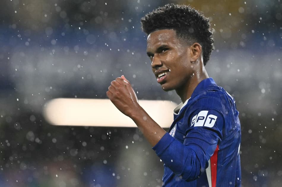 Estêvão comemorando o primeiro gol marcado pela Champions League (Foto: Glyn Kirk/AFP)