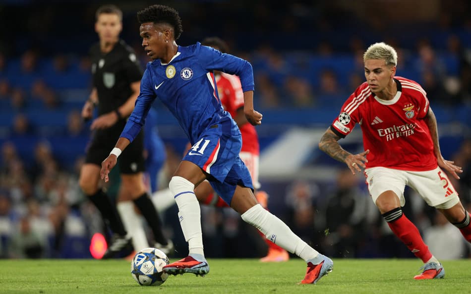Estêvão em ação pelo Chelsea contra o Benfica, pela Champions League