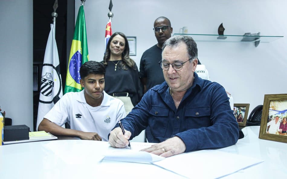 Marcelo Teixeira participa de assinatura do novo contrato de Mateus Mendes. (Foto: Reinaldo Campos/Santos FC)