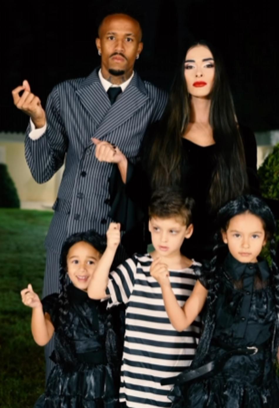 Família de Éder Militão fantasiada da Família Adams