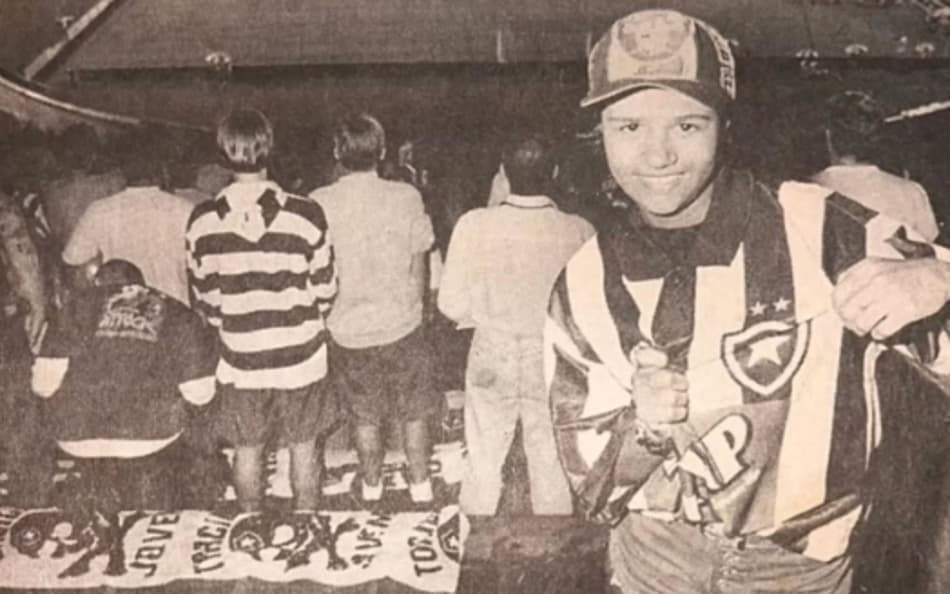 Recorte antigo de jornal, com a pequena Lívia dos Santos homenageando Garrincha (Foto: Reprodução)