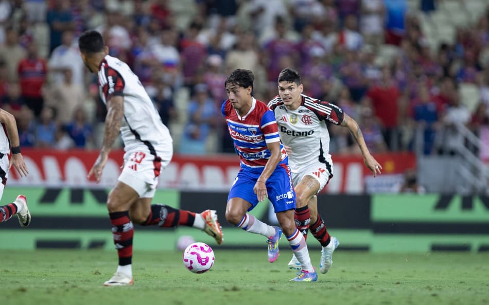 Fortaleza e Flamengo se enfrentam pela 30ª rodada do Brasileirão (Foto: Baggio Rodrigues/AGIF)