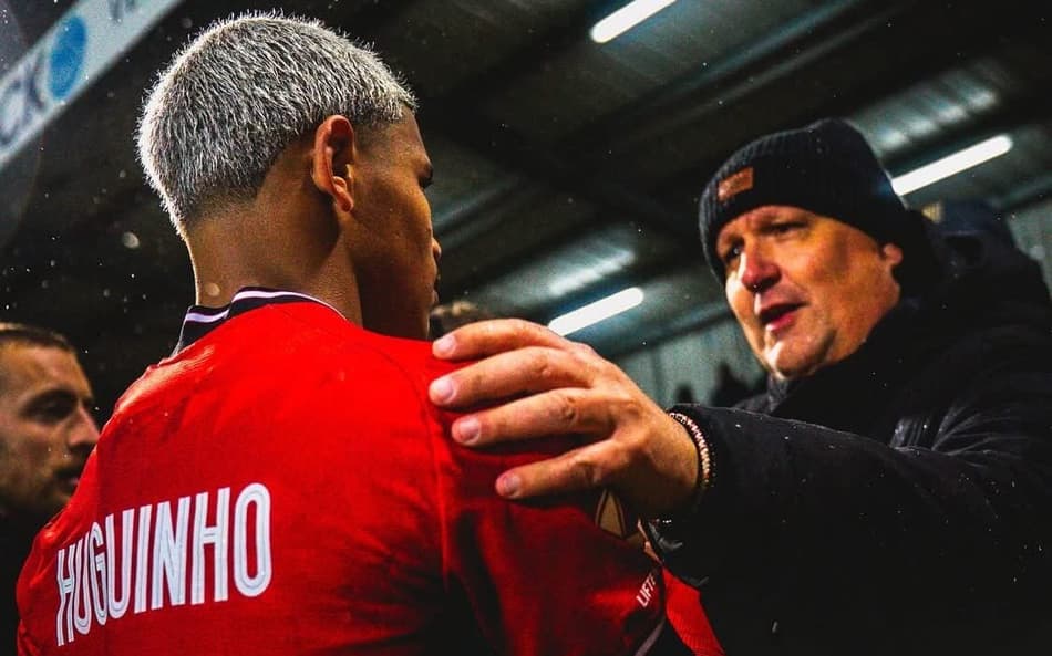 Huguinho, emprestado pelo Botafogo, recebendo carinho após jogo do Brussels (Foto: Divulgação)