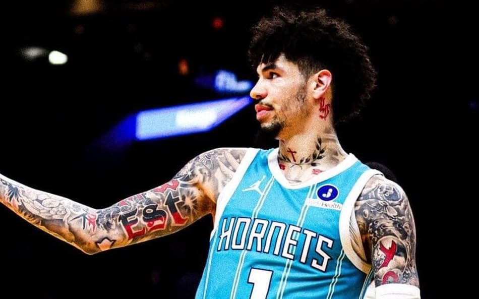 LaMelo Ball foi duramente punido pela NBA após mostrar dedo do meio ao árbitro (Foto: Reprodução / X)