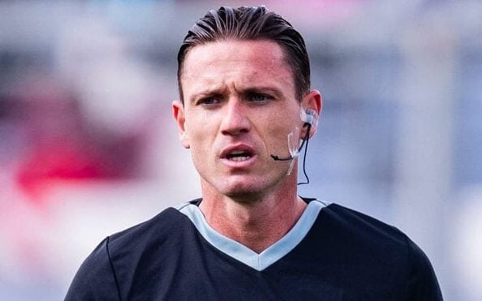 Ramon Abatti Abel com uniforme da Fifa