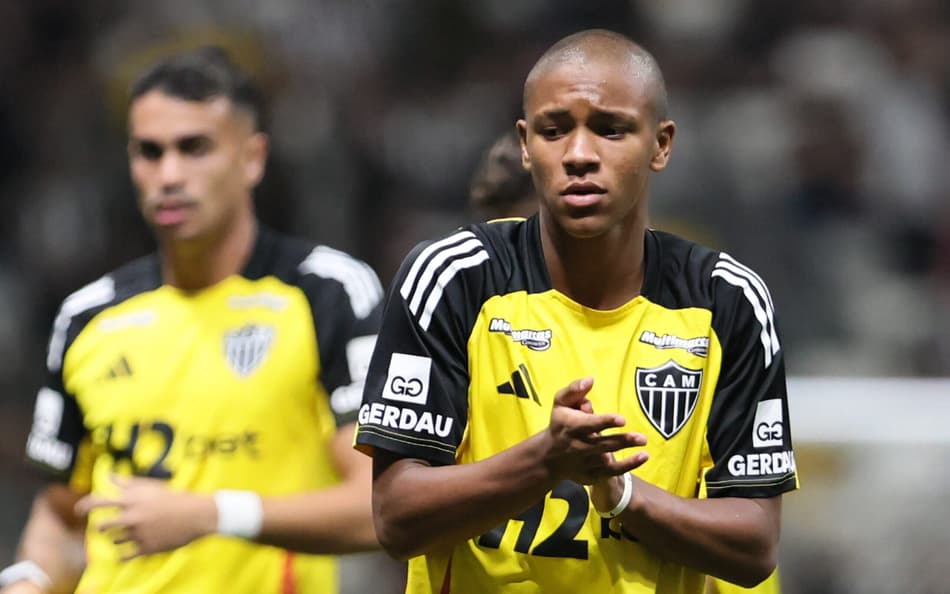 Gabriel Veneno em aquecimento para Atletico e Cruzeiro, jogador ficou no banco (Foto: Gilson Lobo / AGIF)