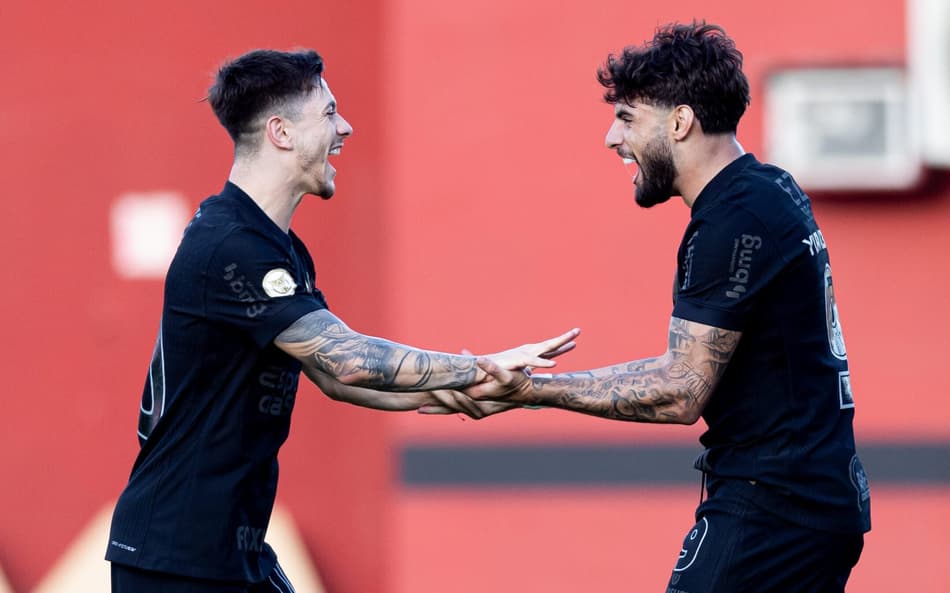 Garro e Yuri ALberto comemorando gol do Corinthians contra o Vitória