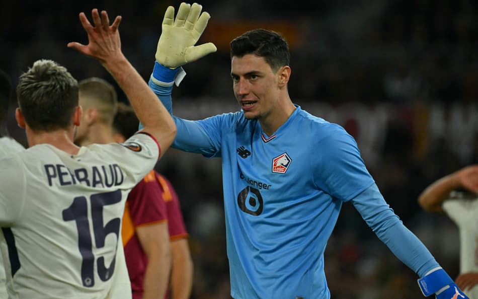 Goleiro do Lille, Özer comemora defesa de três pênaltis seguidos contra a Roma, na Europa League