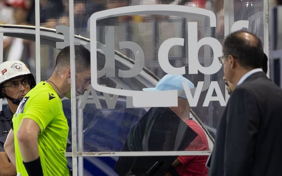 Árbitro analisa pênalti em Bragantino x Grêmio na cabide do VAR (Foto: Joisel Amaral/AGIF)