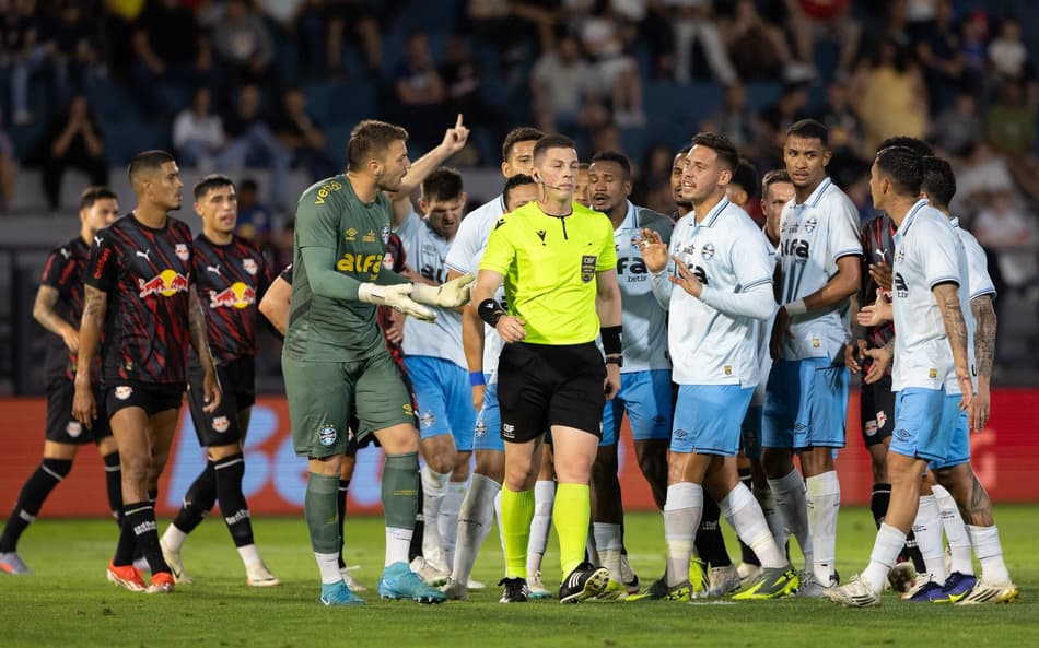 Jogadores do Grêmio reclamam com árbitro durante partida contra o Red Bull Bragantino