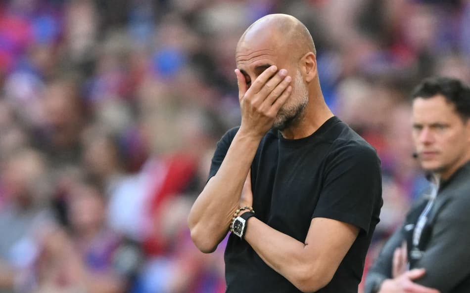 Guardiola lamenta derrota do Manchester City para o Crystal Palace na final da Copa da Inglaterra. Treinador foi comparado com Abel Ferreira, do Brasileirão (Foto: Glyn Kirk/AFP)