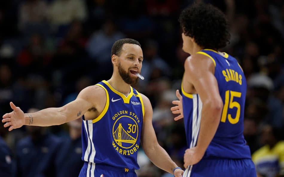 Stephen Curry e Gui Santos na partida entre Warriors e Pelicans na NBA (Foto: Sean Gardner / AFP)