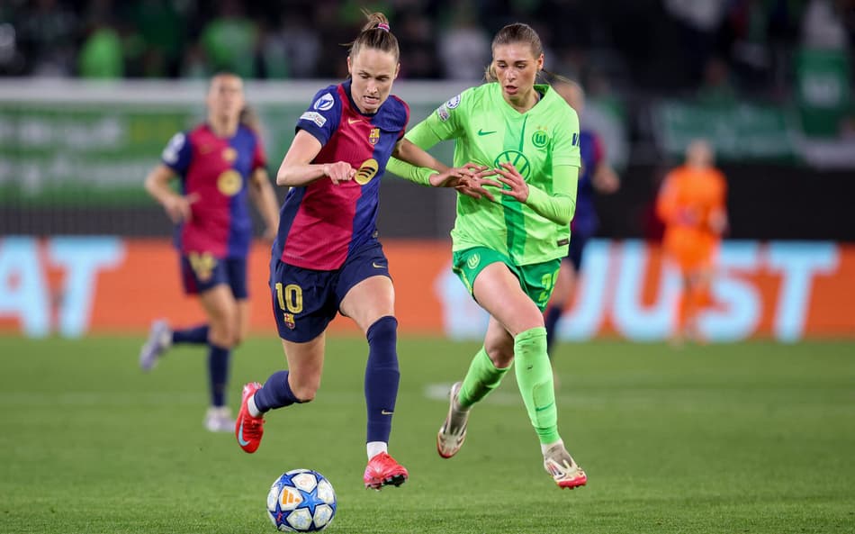 Hansen, do Barcelona, e Brand, do Wolfsburg, disputam bola em jogo da Champions Feminina