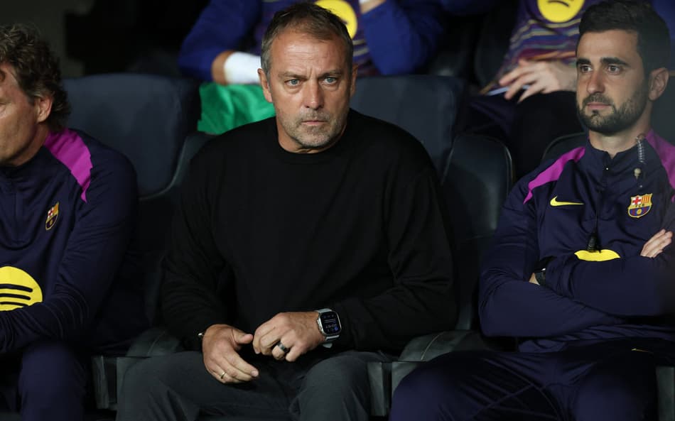 Hansi-Flick observa Barcelona x PSG, pela Champions League