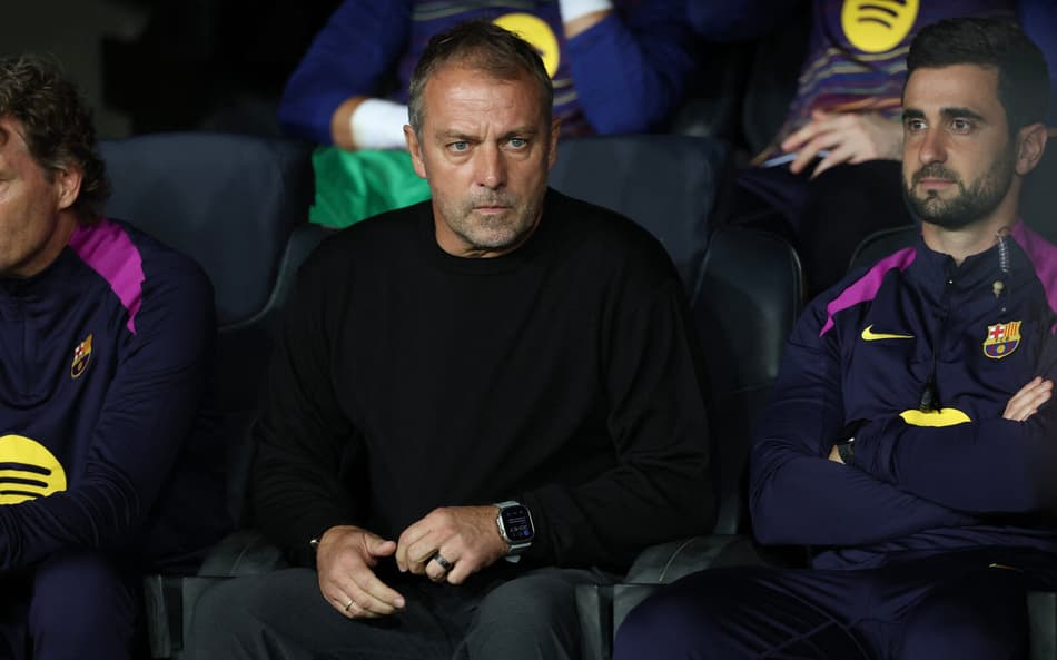 Hansi-Flick observa Barcelona x PSG, pela Champions League