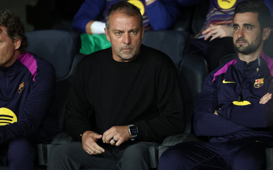 Hansi-Flick observa Barcelona x PSG, pela Champions League