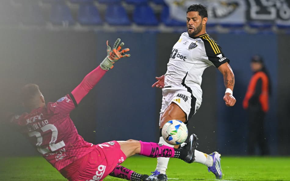 Hulk entrou e deu assistência no empate contra o del Valle (Foto: Rodrigo Buendía/ afp)