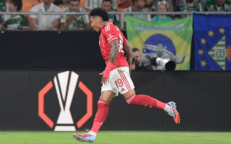 Igor Jesus comemora gol pelo Nottingham Forest contra o Betis, pela Europa League