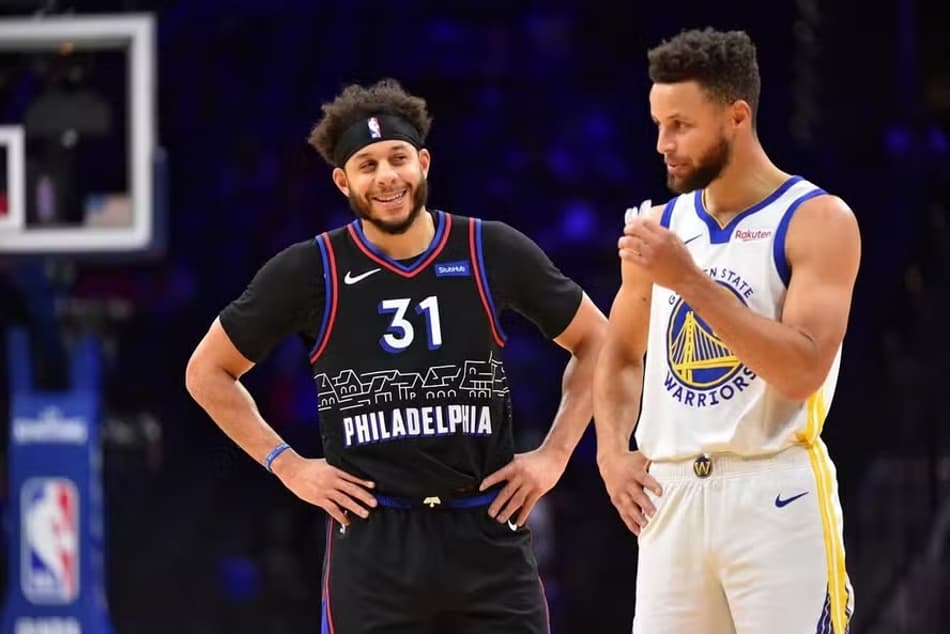 Irmãos Seth e Stephen Curry jogando pela NBA (Foto: Reprodução/@sdotcurry)