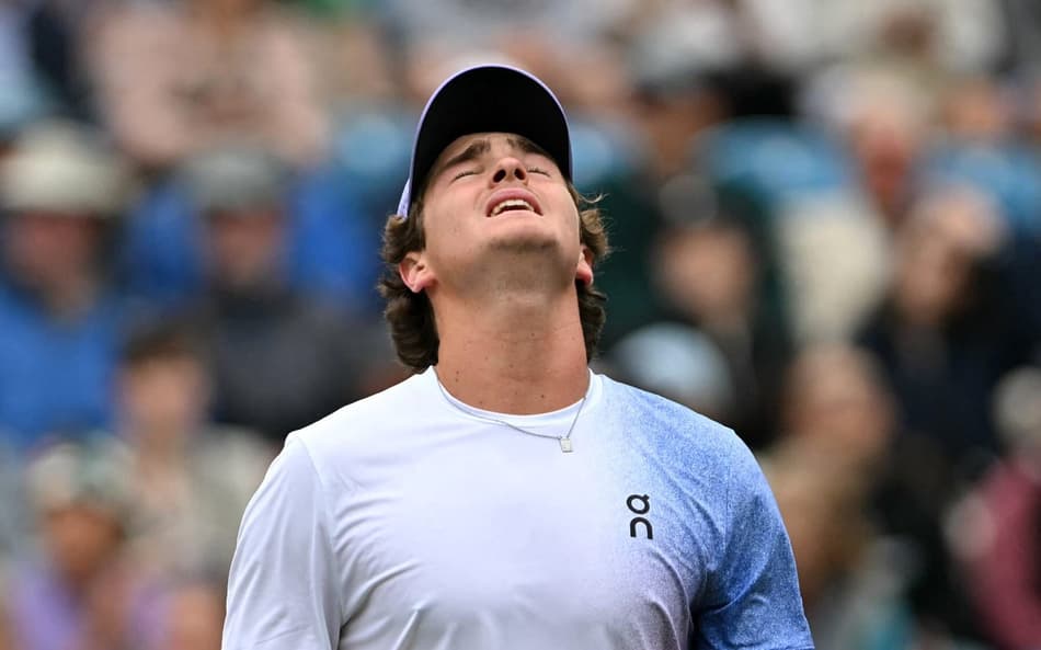 João Fonseca retoma a partida contra Taylor Fritz em Eastbourne (foto: Glyn KIRK / AFP)