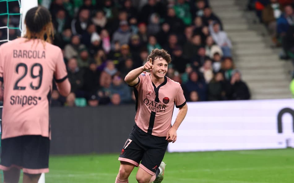 João Neves comemorando um gol do PSG.
