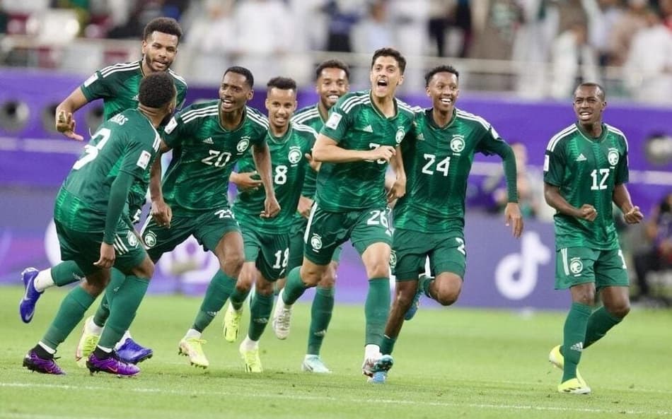 Jogadores da Arábia Saudita comemorando a classificação para a Copa do Mundo (Foto: Reprodução/X)