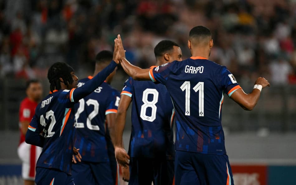 Jogadores da Holanda comemorando o terceiro gol marcado contra Malta (Foto: Alberto Pizzoli/AFP)