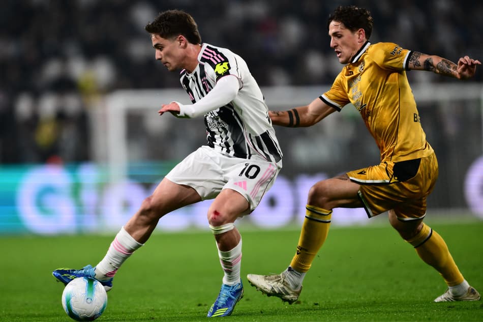Jogadores da Juventus e Udinese disputando a bola (Foto: Marco Bertorello/AFP)