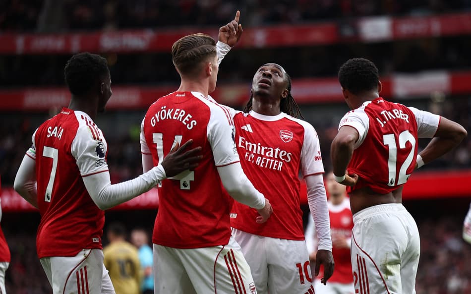 Jogadores do Arsenal comemorando o gol de Eze (Foto: Henry Nicholls)
