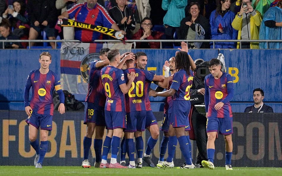 Jogadores do Barcelona comemorando o gol feito por Ferran Torres