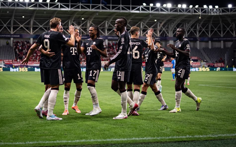 Jogadores do Bayern de Munique comemorando gol no jogo contra o Pafos