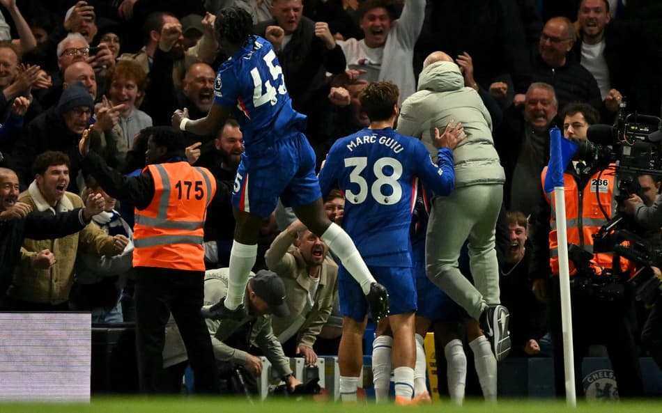 Jogadores do Chelsea comemoram gol de Estêvão sobre o Liverpool, na Premier League