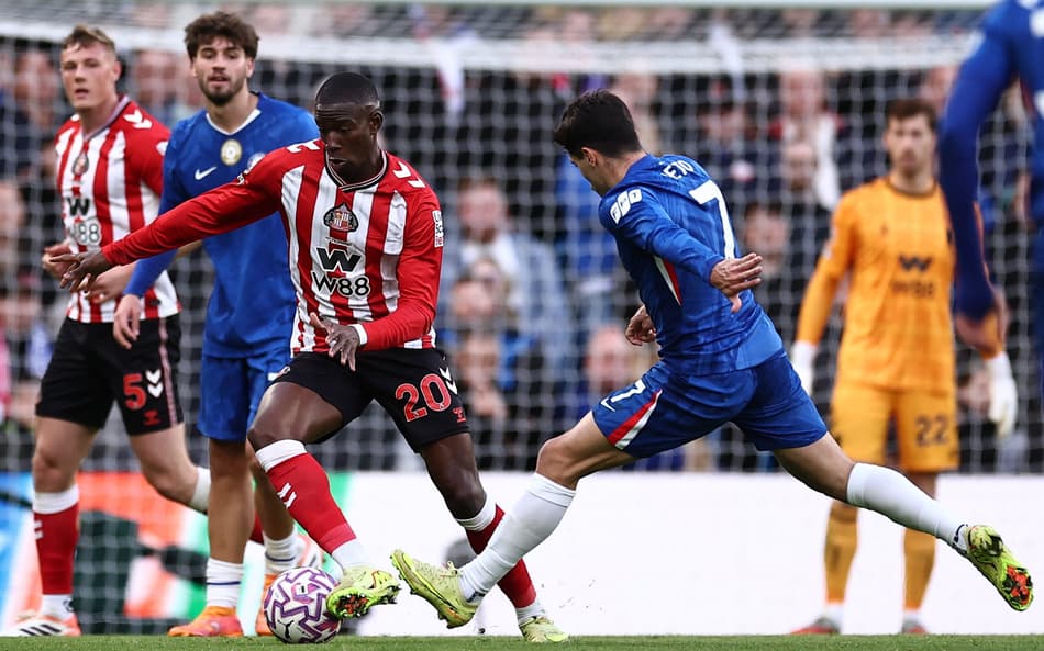 Jogadores do Chelsea e Sunderland disputando (Foto: Henry Nicholls/AFP)
