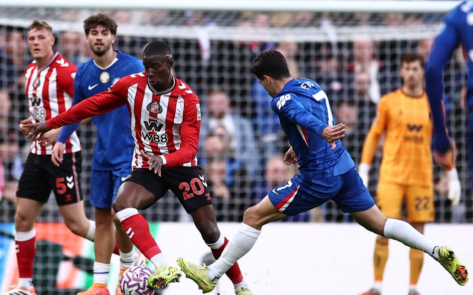 Jogadores do Chelsea e Sunderland disputando (Foto: Henry Nicholls/AFP)