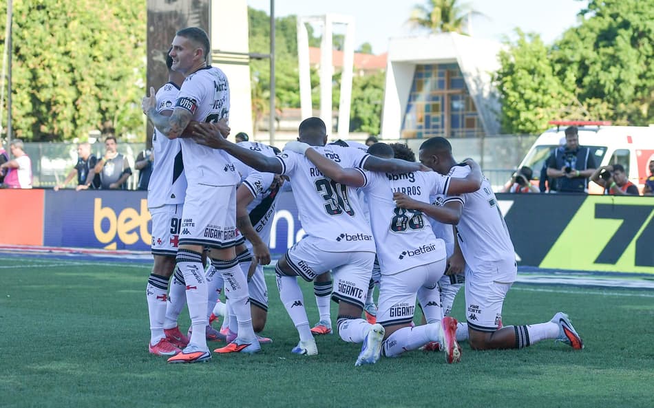 Jogadores do Vasco celebram gol contra Vitória em São Januário