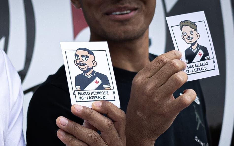 Jogadores do Vasco recebem caricaturas em homenagem ao Dias das Crianças