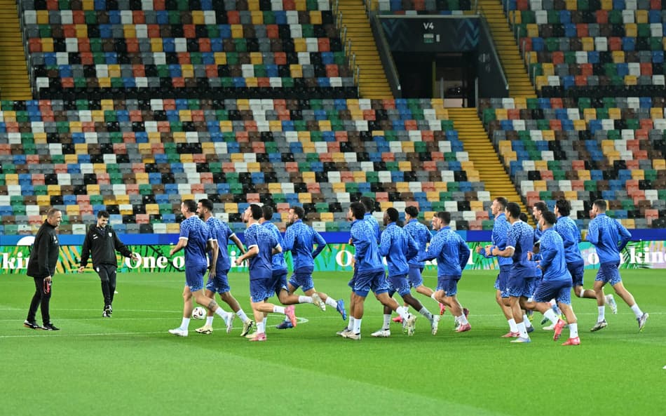 Jogadores de Israel treinam no Bluenergy Stadium antes de jogo contra a Itália, pelas Eliminatórias da Europa