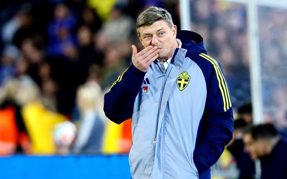 Jon Dahl Tomasson na beira do campo no duelo entre Suécia e Kosovo (Foto: Adam Ihse/AFP)