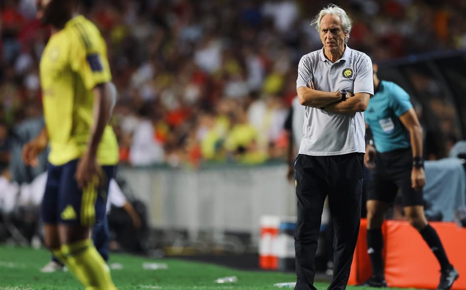 Jorge Jesus observa jogo entre Al-Nassr e Al-Ittihad, pela Supercopa Saudita