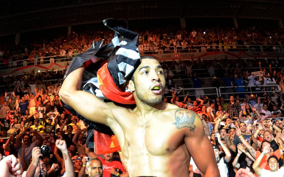 José Aldo caiu nos braços da galera no UFC Rio (Foto de Alexandre Loureiro/Lancepress)