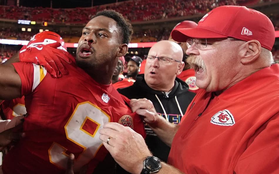 Juju Smith Shcuster sai com nariz sangrando após agressão no fim da partida de Chiefs x Lions/ Jay Biggerstaff - Imagn Images