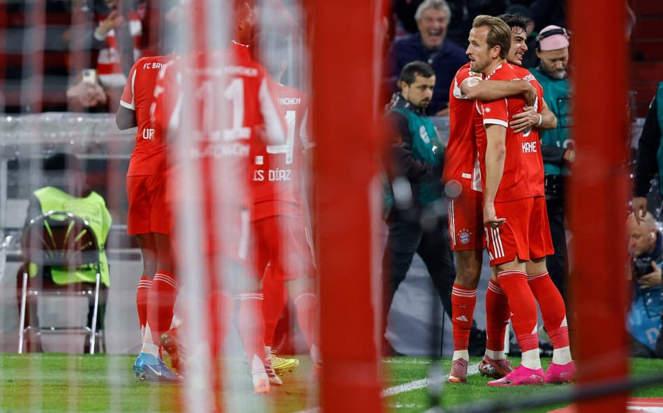 Kane é abraçado após marcar gol pelo Bayern sobre o Dortmund, pela Bundesliga