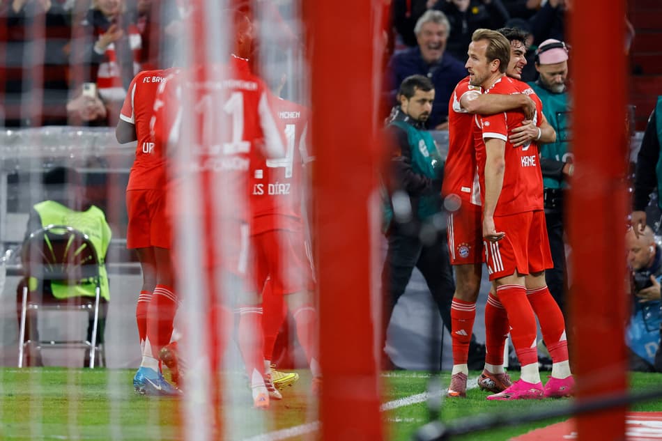 Kane é abraçado após marcar gol pelo Bayern sobre o Dortmund, pela Bundesliga