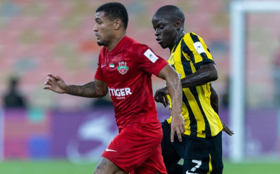 Kauan Santos em ação pelo Shabab Al-Ahli contra o Al-Ittihad, na Champions da Ásia
