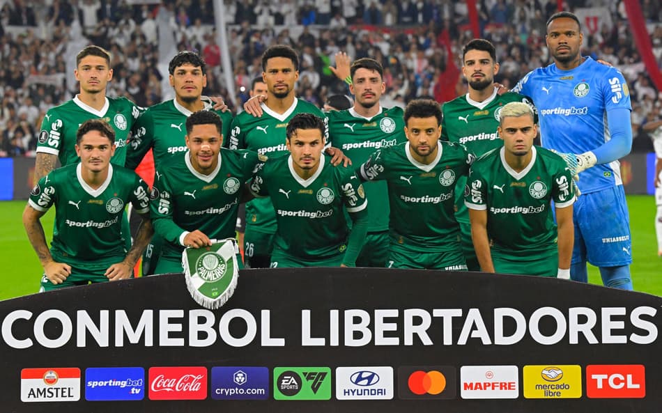 Jogadores do Palmeiras antes de jogo de ida da semifinal da Libertadores, contra a LDU, em Quito (Foto: Rodrigo BUENDIA / AFP)