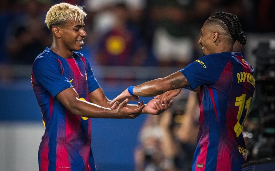 Lamine Yamal e Raphinha comemoram gol marcado pelo Barcelona sobre o Como