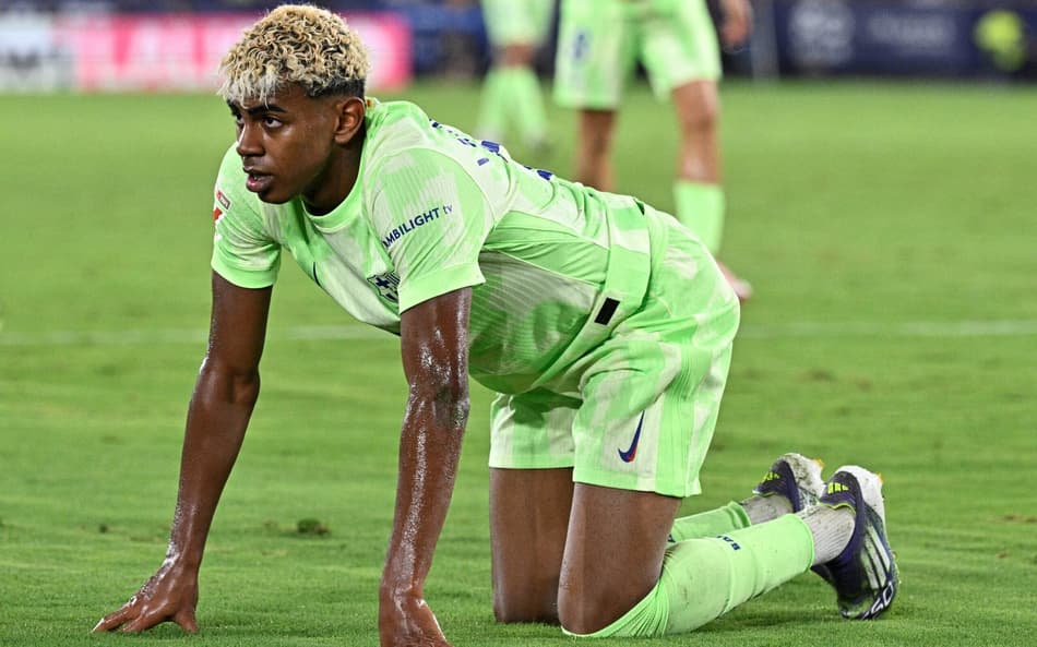 Lamine Yamal no chão durante jogo entre Levante e Barcelona, pela La Liga