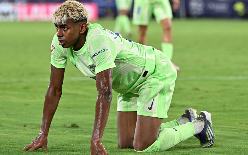 Lamine Yamal no chão durante jogo entre Levante e Barcelona, pela La Liga