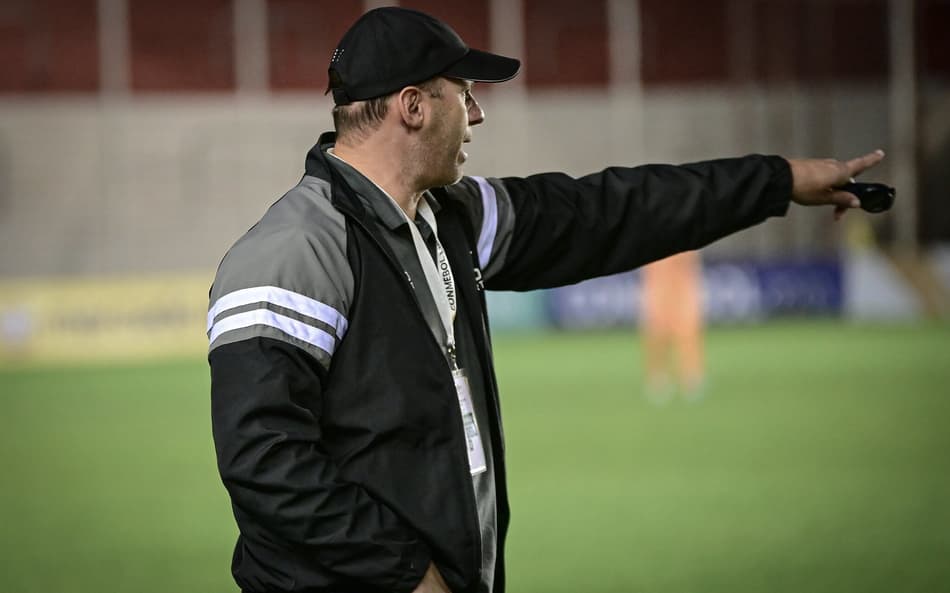 Léo Mendes na beira do campo no jogo da Ferroviária pela Libertadores Feminina (Foto: Rafael Zocco/AFE)