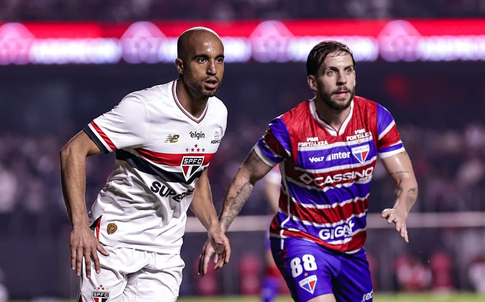 Lucas Moura e Lucas Sasha na partida entre São Paulo e Fortaleza, pelo Brasileirão (Foto: Fabio Giannelli/AGIF)